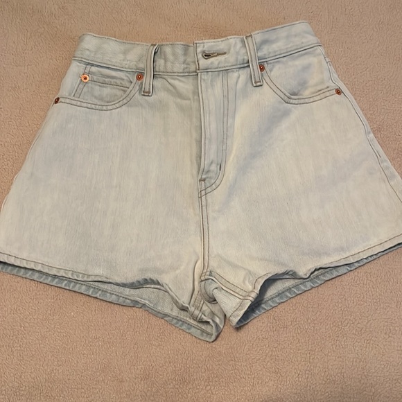 Levi light wash shorts - Picture 2 of 2